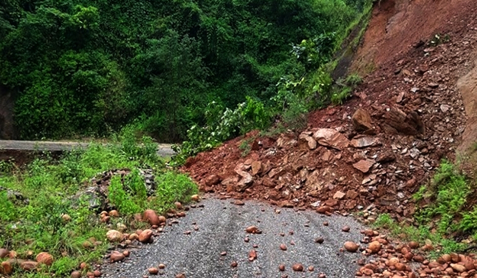 जामुने-खैरेनी सडक अवरुद्ध