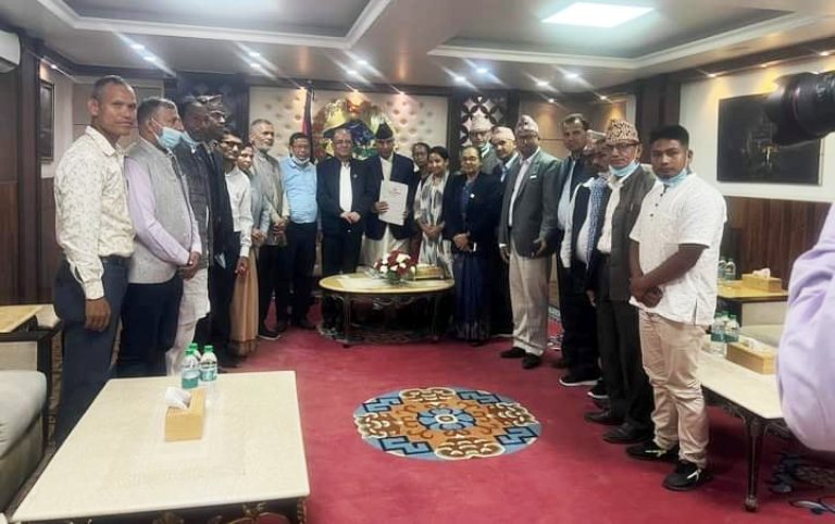 प्रचण्ड र शेरबहादुर देउवा