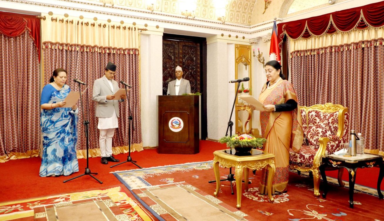 दुई राजदूतले लिए शपथ