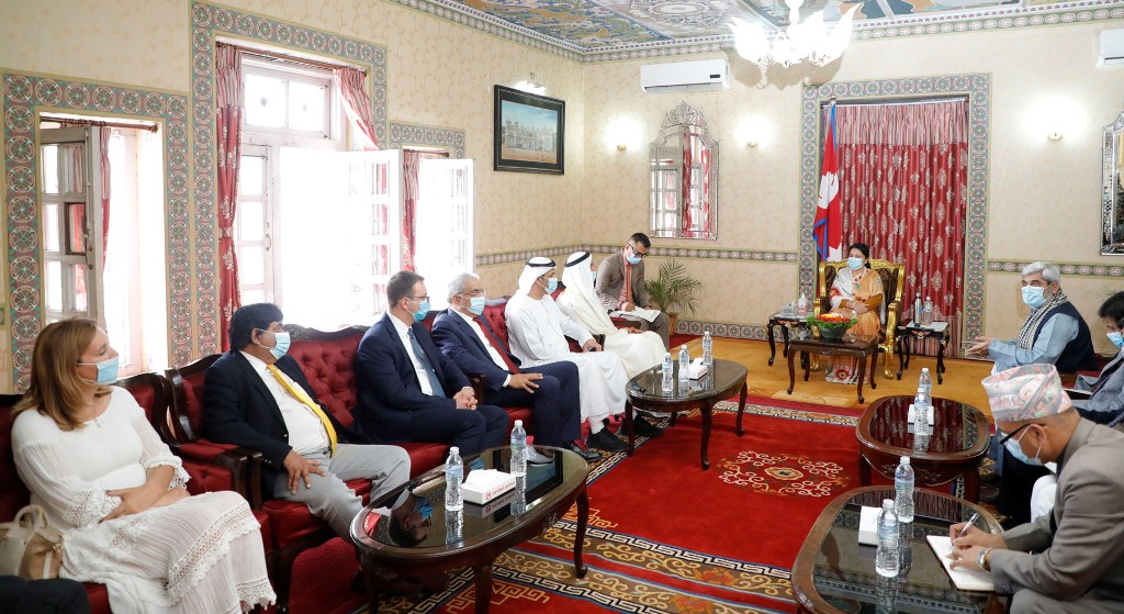 राष्ट्रपति भण्डारीसमक्ष प्रमण्डलका अध्यक्षबाट शिष्टाचार भेट