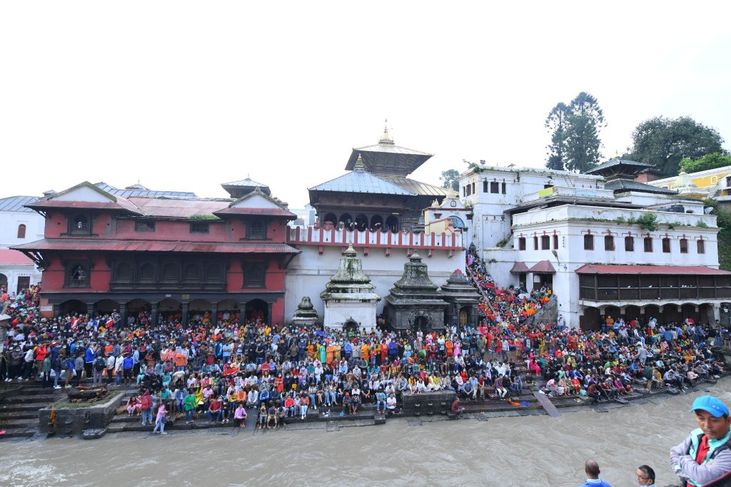 पशुपतिमा आरतीमा ओली 