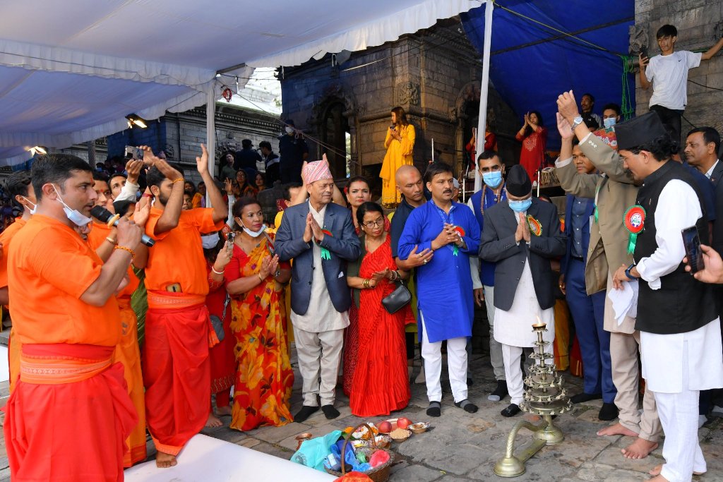 पशुपतिमा आरतीमा ओली 