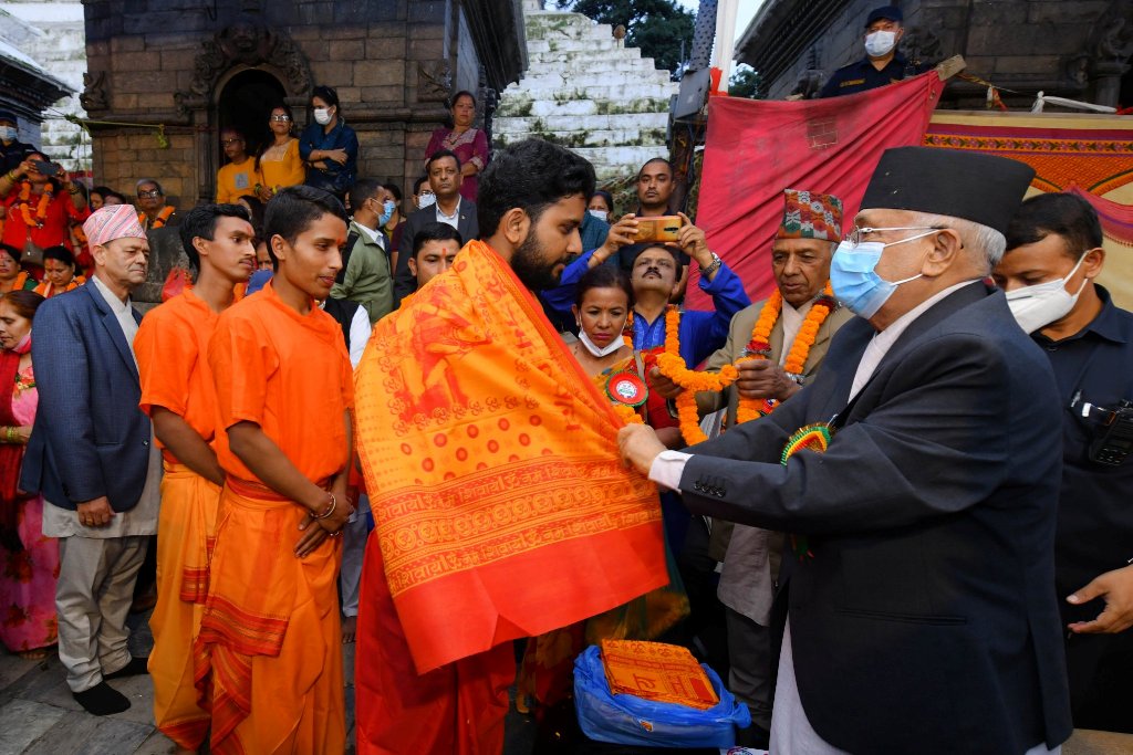 पशुपतिमा आरतीमा ओली