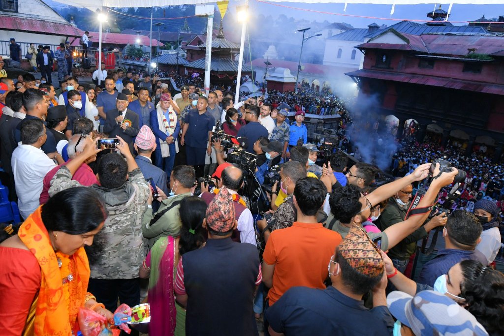 पशुपतिमा आरतीमा ओली 