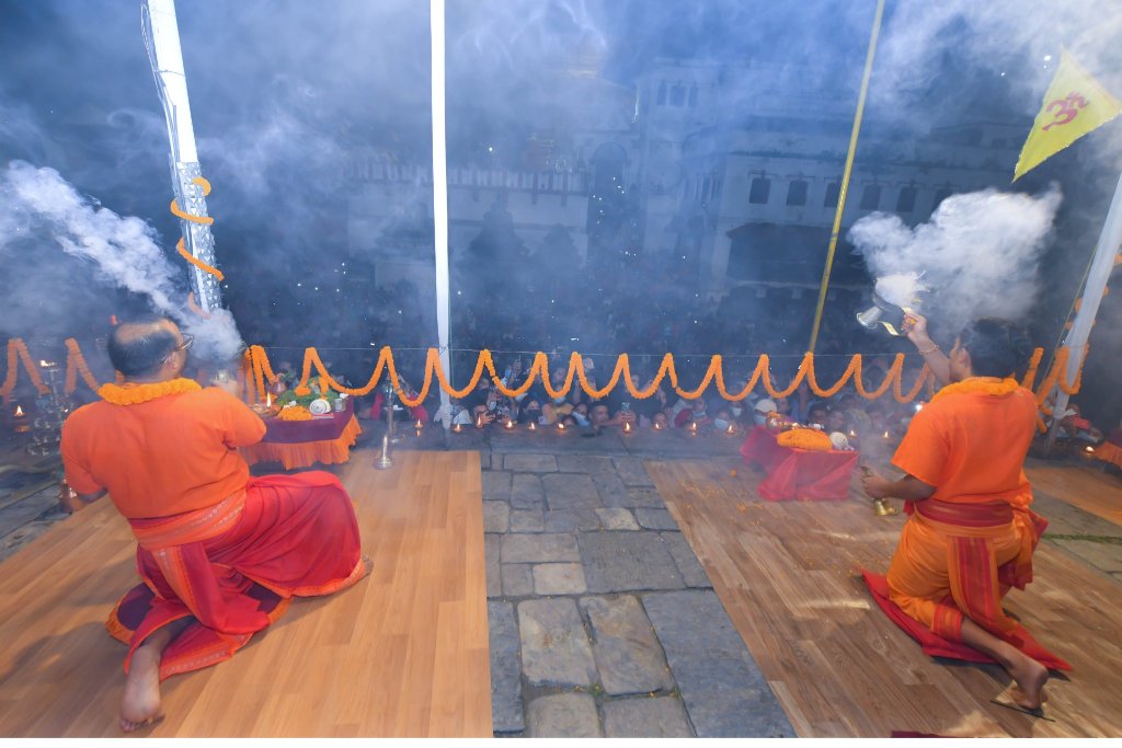 पशुपतिमा आरतीमा ओली