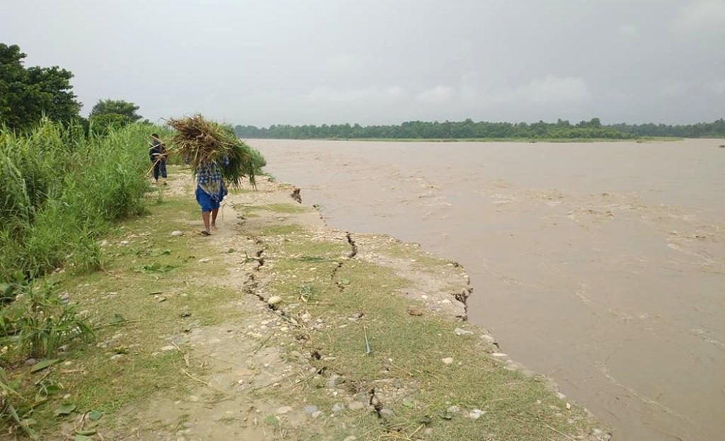 कर्णाली नदी कटान