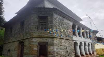 आकर्षक ढुंगेघर