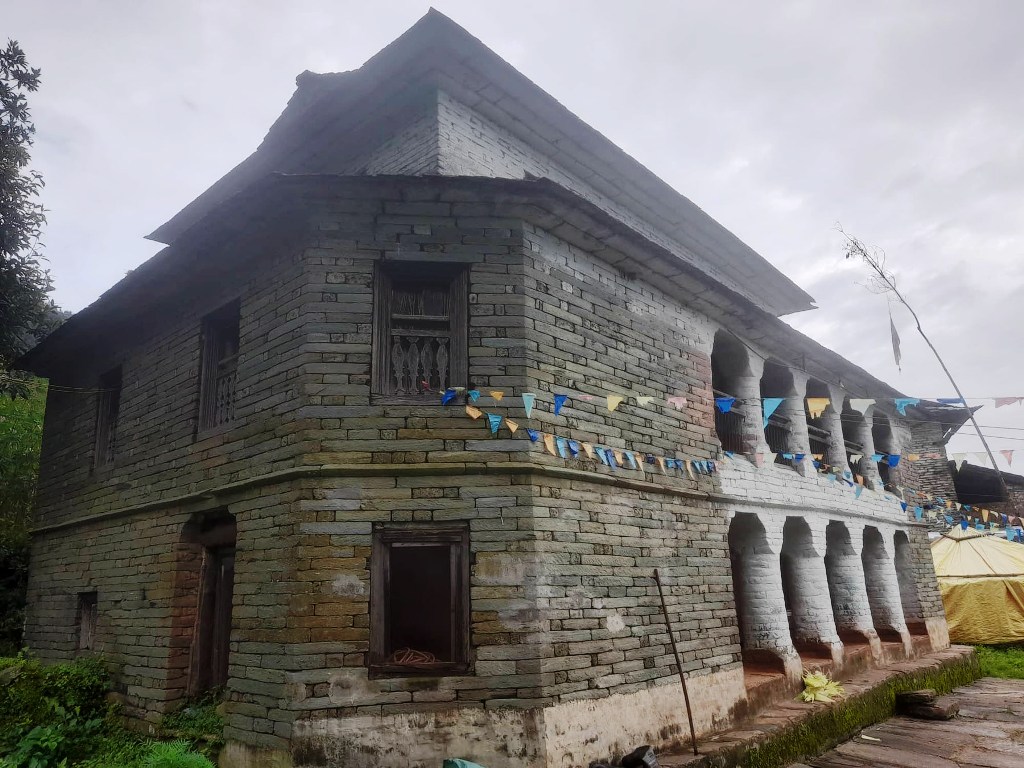 आकर्षक ढुंगेघर