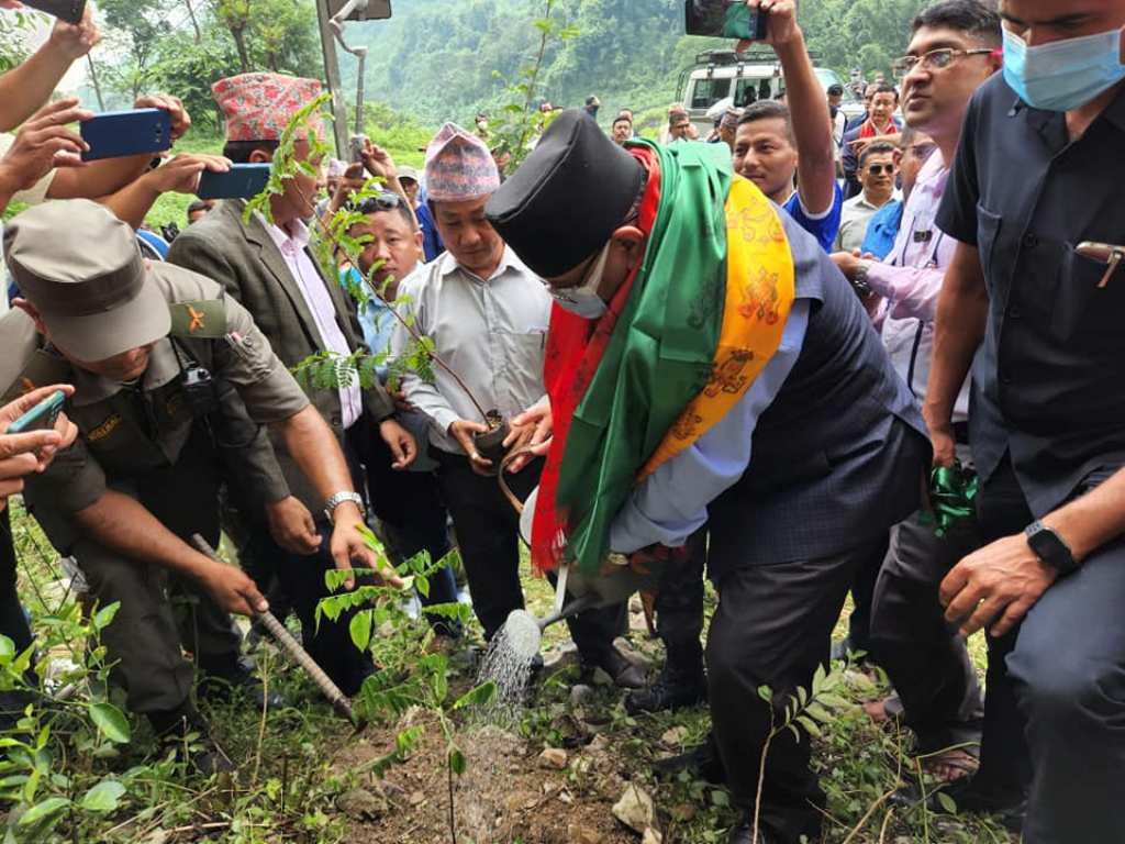 प्रचण्डले हर्क साम्पाङसँग बिरुवा रोप्दै