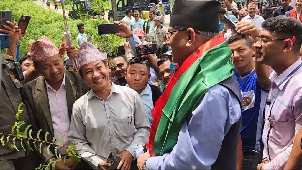 प्रचण्ड र हर्क साम्पाङ