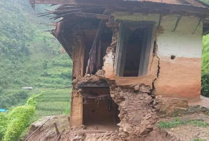 रुकुम पश्चिममा पहिरोमा पुरिएर आमाछोरीको मृत्यु