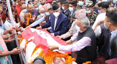 प्रधानमन्त्री देउवाबाट दिवङ्गत गिरीप्रति श्रद्धाञ्जली अर्पण