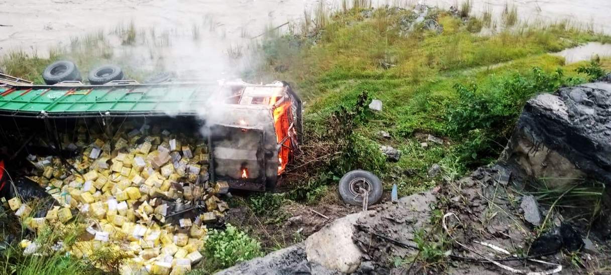 ट्रक खस्यो