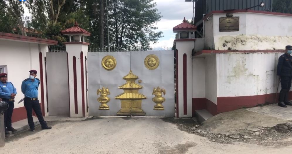जबराको निवासको गेटमै सरकारको तालाबन्दी