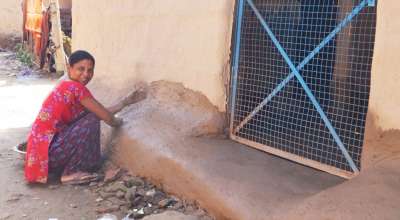 घर सजाउँदै थारु समुदाय