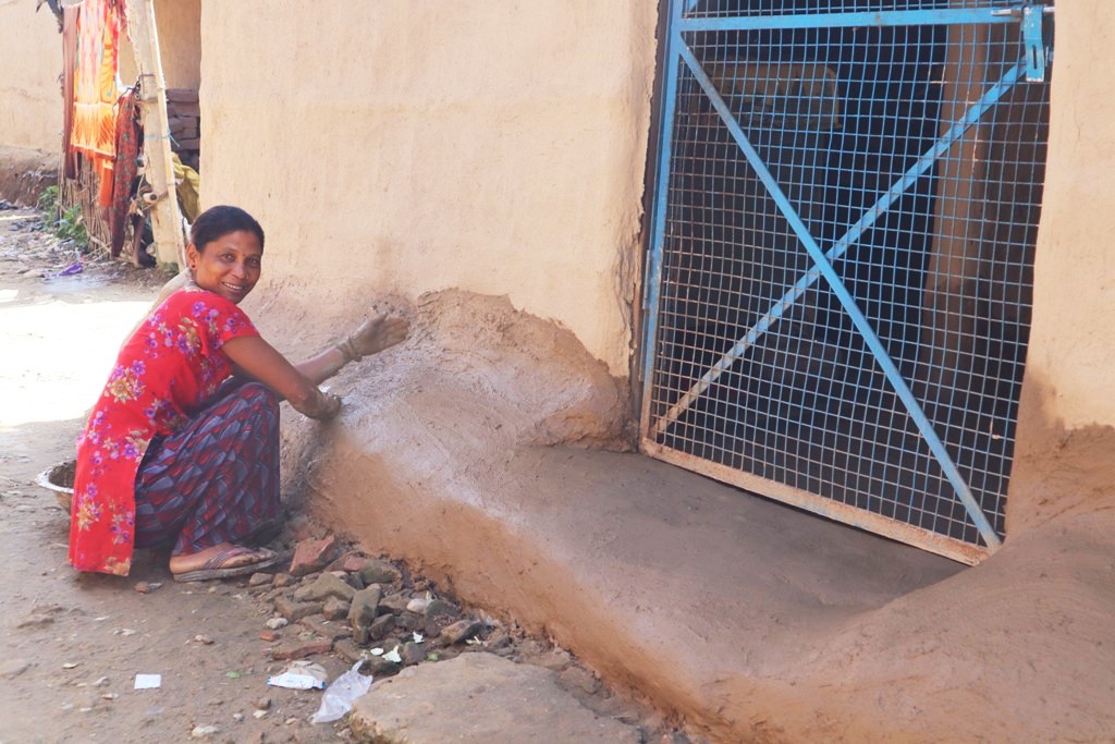 घर सजाउँदै थारु समुदाय