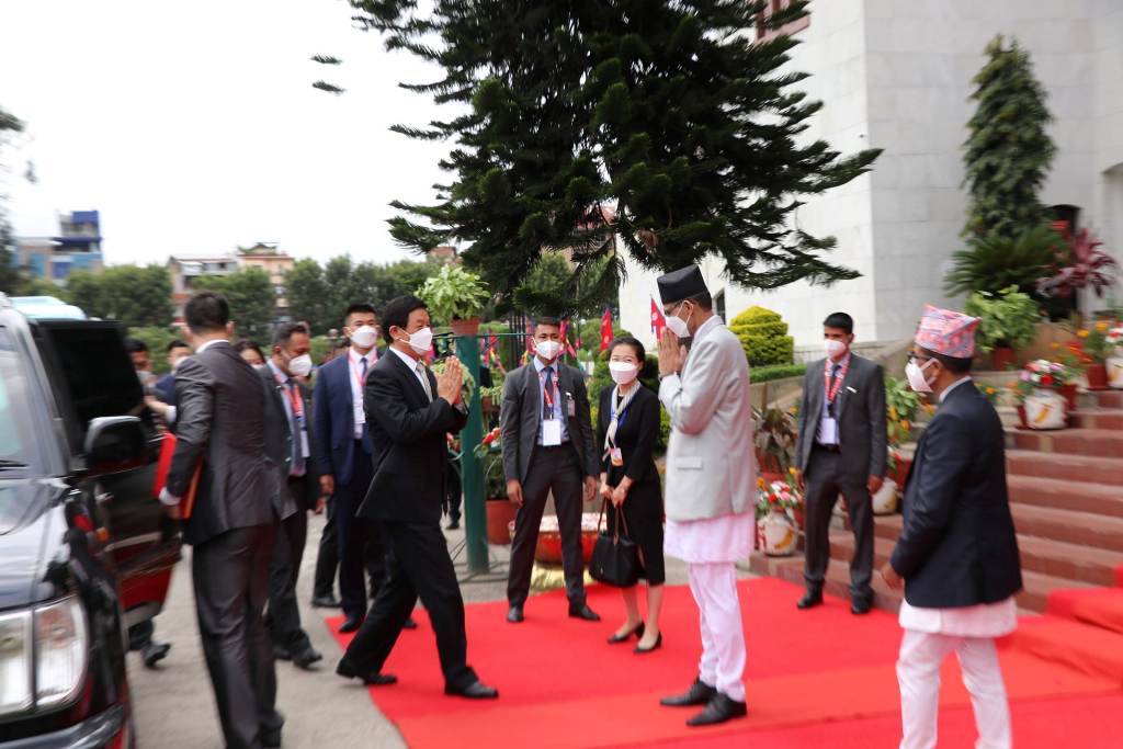 लि झान्सु र अग्निप्रसाद सापकोटा