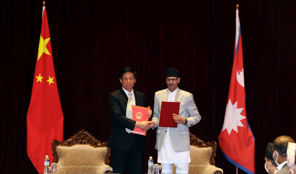 लि झान्सु र अग्निप्रसाद सापकोटा