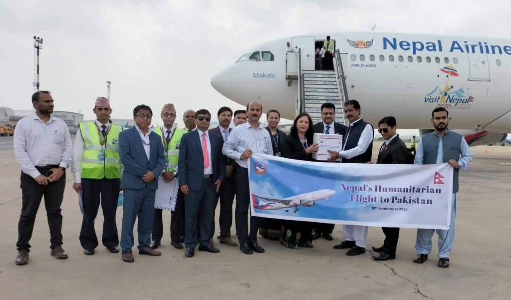 राहत सामग्री हस्तान्तरण