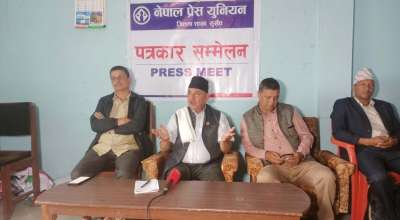 भारत साफ च्याम्पियनसिपको सेमिफाइनमा महिला साफ च्याम्पियनसिप फुटबल प्रतियोगितामा साविक विजेता भारतले माल्दिभ्सालाई पराजित गर्दै सेमिफाइनलमा प्रवेश गरेको छ । त्रिपुरेश्वरस्थित दशरथ रङ्गशालामा आज भएको खेलमा भारतले माल्दिभ्सलाई ९–० गोलअन्तरले पराजित गर्दै सेमिफाइनलमा पुगेको हो । समूह ‘ए’ मा रहेको भारतको यो लगातार दोस्रो जीत हो । भारतले यसअघि भएको पहिलो खेलमा पाकिस्तानलाई पराजित गरेको थियो । सोही समूहबाट बङ्गलादेश पनि सेमिफाइनलमा पुगेको छ । यस समूहबाट माल्दिभ्स र पाकिस्तान भने एक खेल अगावै प्रतियोगिताबाट बाहिरिएका छन् । भारतको जीतमा अन्जु तामाङले ह्याट्रिकसहित ४ गोल गरिन् । डाङमेई ग्रेसले थप दुई गोल गरिन् भने प्रियंका देवी, काश्मिना र सौम्या गुगुलोथले एक एक गोल थपे । खेलको २४औँ मिनेटमा अन्जुले गोल गर्दै भारतलाई सुरुआती अग्रता दिलाइन । खेलको ४२ औँ मिनेटमा प्रियंकाले गोल गर्दै भारतलाई २–० को अग्रता दिलाइन् । यसैगरी खेलको पहिलो हाफको अतिरिक्त समयमा अन्जुले व्यक्तिगत दोस्रो गोल गर्दै भारतलाई ३–० को अग्रता दिलाइन् । खेलको ५३ औँ मिनेटमा ग्रेसले गोल गर्दा भारतले ४–० को अग्रता बनायो । खेलको ५५ औँ मिनेटमा सौम्याले गोल गर्दै भारतलाई ५–० को अग्रता दिलाइन् । खेलको ८४ औँ मिनेटमा काश्मिनाले गोल गर्दा भारतको अग्रता ६–० को बन्यो । खेलको ८५ औँ मिनेटमा अन्जुले व्यक्तिगत तेस्रो गोल गर्दै ह्याट्रिक पूरा गरिन् । खेलको ८७ औँ मिनेटमा ग्रेसले व्यक्तिगत दोस्रो गोल गर्दै भारतलाई ८–० को अग्रता दिलाइन् । त्यसपछि खेलको ८८औँ मिनेटमा अन्जुले व्यक्तिगत चौँथो गोल गर्दै भारतलाई ९–० को जीत दिलाइन् । अब समूह चरणको अन्तिम खेलमा भारत र बङ्गलादेश भिड्ने छन् । सोही खेलबाट समूह विजेता र उपविजेताको टुङ्गो लाग्नेछ ।