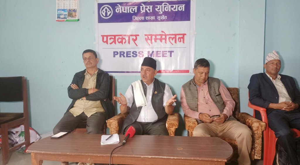 भारत साफ च्याम्पियनसिपको सेमिफाइनमा महिला साफ च्याम्पियनसिप फुटबल प्रतियोगितामा साविक विजेता भारतले माल्दिभ्सालाई पराजित गर्दै सेमिफाइनलमा प्रवेश गरेको छ । त्रिपुरेश्वरस्थित दशरथ रङ्गशालामा आज भएको खेलमा भारतले माल्दिभ्सलाई ९–० गोलअन्तरले पराजित गर्दै सेमिफाइनलमा पुगेको हो । समूह ‘ए’ मा रहेको भारतको यो लगातार दोस्रो जीत हो । भारतले यसअघि भएको पहिलो खेलमा पाकिस्तानलाई पराजित गरेको थियो । सोही समूहबाट बङ्गलादेश पनि सेमिफाइनलमा पुगेको छ । यस समूहबाट माल्दिभ्स र पाकिस्तान भने एक खेल अगावै प्रतियोगिताबाट बाहिरिएका छन् । भारतको जीतमा अन्जु तामाङले ह्याट्रिकसहित ४ गोल गरिन् । डाङमेई ग्रेसले थप दुई गोल गरिन् भने प्रियंका देवी, काश्मिना र सौम्या गुगुलोथले एक एक गोल थपे । खेलको २४औँ मिनेटमा अन्जुले गोल गर्दै भारतलाई सुरुआती अग्रता दिलाइन । खेलको ४२ औँ मिनेटमा प्रियंकाले गोल गर्दै भारतलाई २–० को अग्रता दिलाइन् । यसैगरी खेलको पहिलो हाफको अतिरिक्त समयमा अन्जुले व्यक्तिगत दोस्रो गोल गर्दै भारतलाई ३–० को अग्रता दिलाइन् । खेलको ५३ औँ मिनेटमा ग्रेसले गोल गर्दा भारतले ४–० को अग्रता बनायो । खेलको ५५ औँ मिनेटमा सौम्याले गोल गर्दै भारतलाई ५–० को अग्रता दिलाइन् । खेलको ८४ औँ मिनेटमा काश्मिनाले गोल गर्दा भारतको अग्रता ६–० को बन्यो । खेलको ८५ औँ मिनेटमा अन्जुले व्यक्तिगत तेस्रो गोल गर्दै ह्याट्रिक पूरा गरिन् । खेलको ८७ औँ मिनेटमा ग्रेसले व्यक्तिगत दोस्रो गोल गर्दै भारतलाई ८–० को अग्रता दिलाइन् । त्यसपछि खेलको ८८औँ मिनेटमा अन्जुले व्यक्तिगत चौँथो गोल गर्दै भारतलाई ९–० को जीत दिलाइन् । अब समूह चरणको अन्तिम खेलमा भारत र बङ्गलादेश भिड्ने छन् । सोही खेलबाट समूह विजेता र उपविजेताको टुङ्गो लाग्नेछ ।