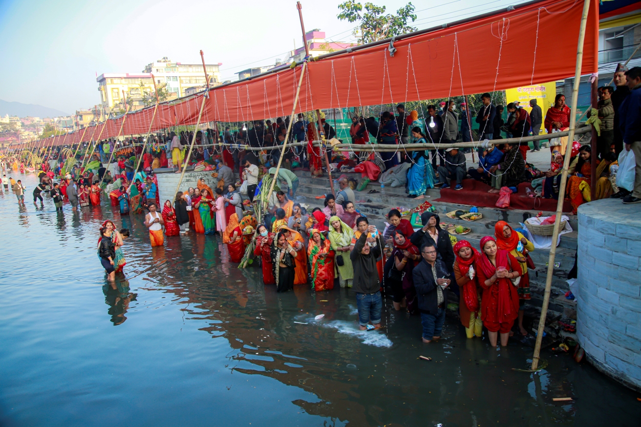 उदाउँदो सूर्यलाई अघ्र्य