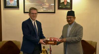 बालकृष्ण खाण र डिन थम्प्सन