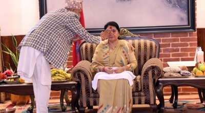 राष्ट्रपतिद्वारा बडादसैँको टीका ग्रहण