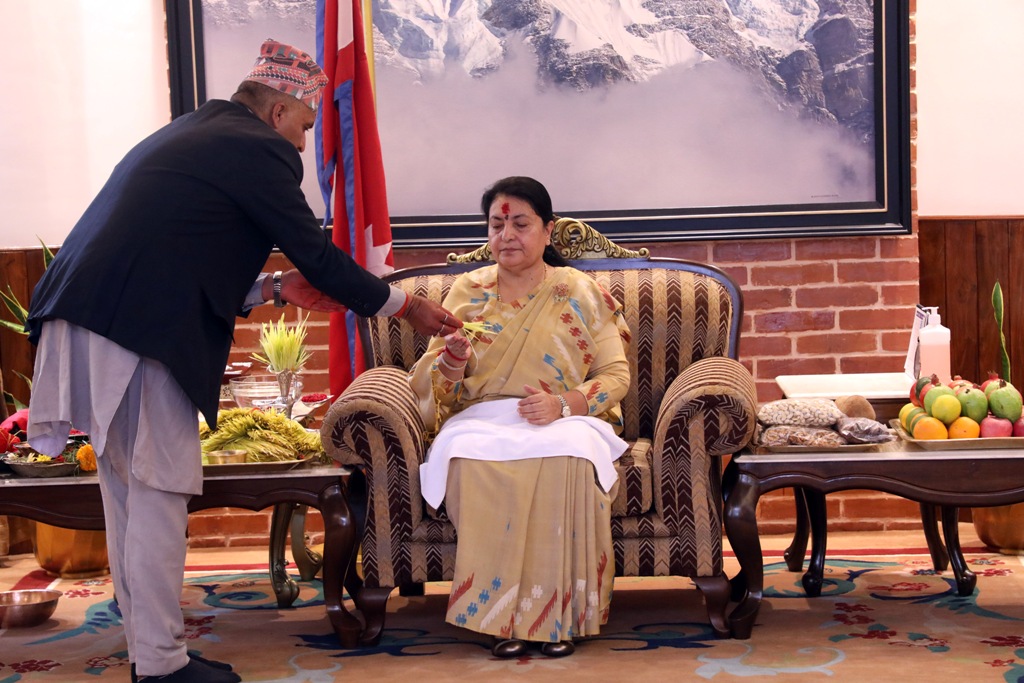 राष्ट्रपतिद्वारा बडादसैँको टीका ग्रहण