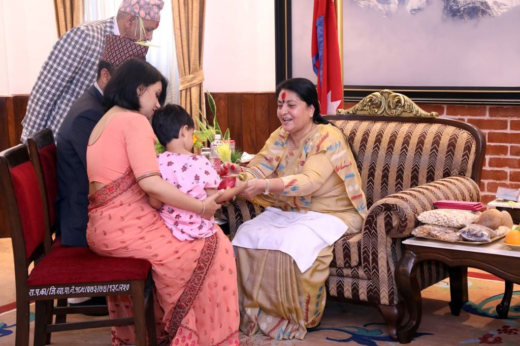 राष्ट्रपतिले लगाइदिइन् बडादसैँको टीका 