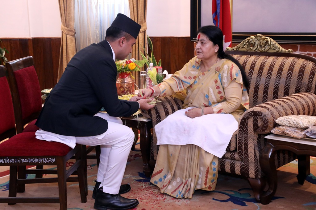 राष्ट्रपतिले लगाइदिइन् बडादसैँको टीका 