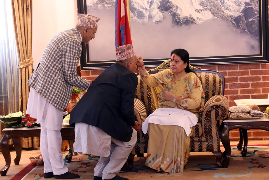 राष्ट्रपतिले लगाइदिइन् बडादसैँको टीका 