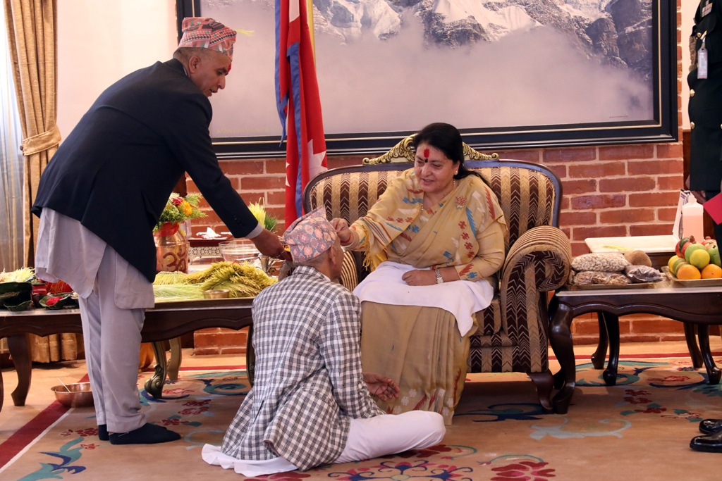 राष्ट्रपतिले लगाइदिइन् बडादसैँको टीका 