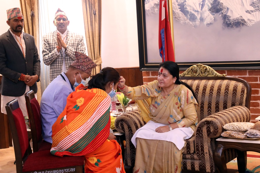 राष्ट्रपतिले लगाइदिइन् बडादसैँको टीका 