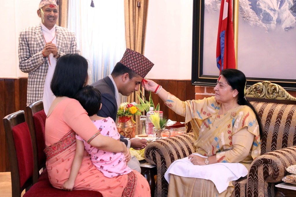 राष्ट्रपतिले लगाइदिइन् बडादसैँको टीका 