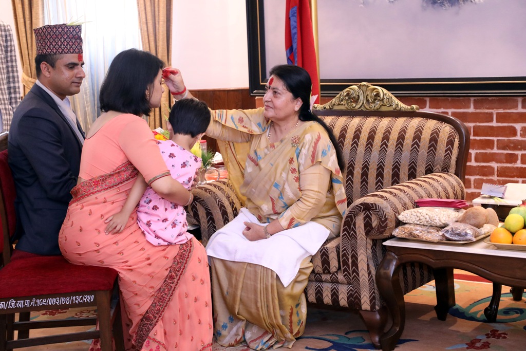 राष्ट्रपतिले लगाइदिइन् बडादसैँको टीका