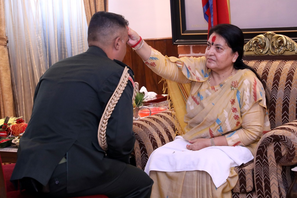 राष्ट्रपतिले लगाइदिइन् बडादसैँको टीका 