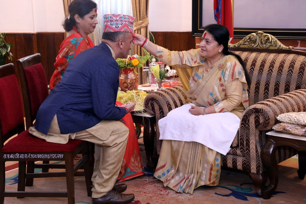 राष्ट्रपतिले लगाइदिइन् बडादसैँको टीका 