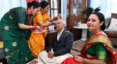 एमाले अध्यक्ष ओलीले लगाए भाइटीका