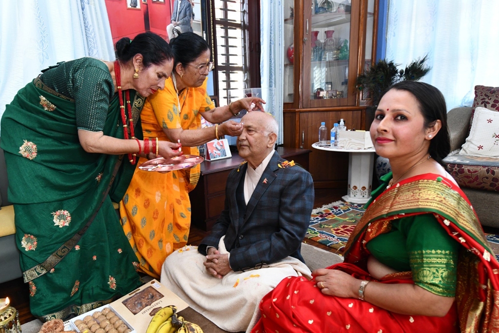 एमाले अध्यक्ष ओलीले लगाए भाइटीका