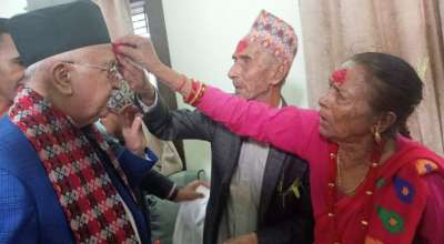 एमाले अध्यक्ष ओलीद्धारा बुबा र बढीआमाको हातबाट टीका ग्रहण