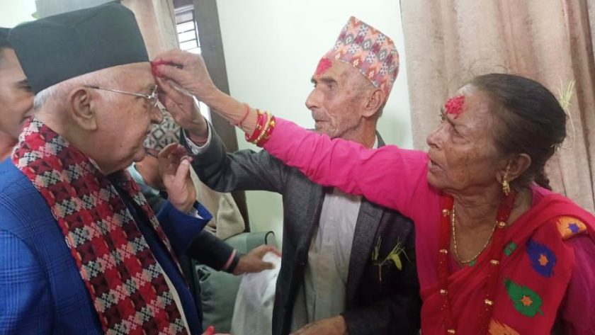 एमाले अध्यक्ष ओलीद्धारा बुबा र बढीआमाको हातबाट टीका ग्रहण