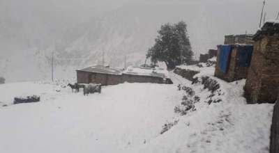 मनाङमा हिमपात