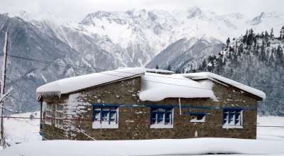 मनाङमा हिमपात