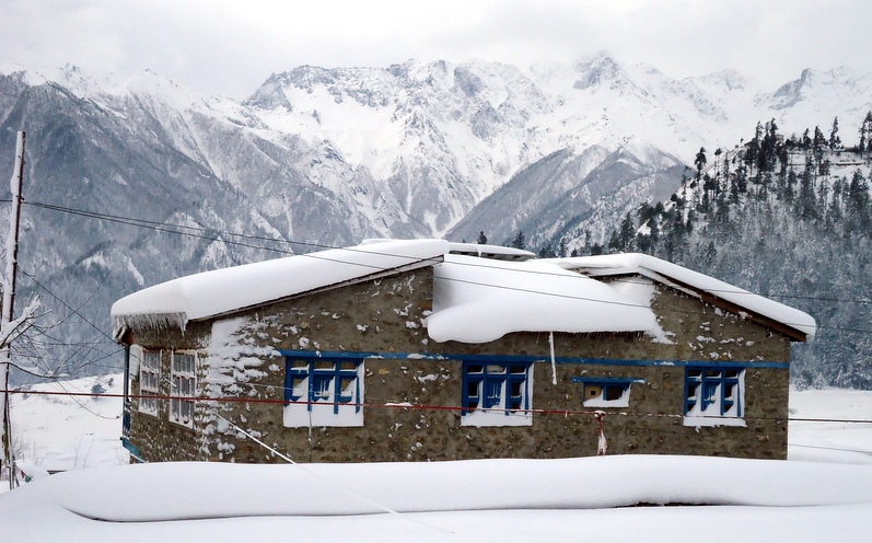 मनाङमा हिमपात