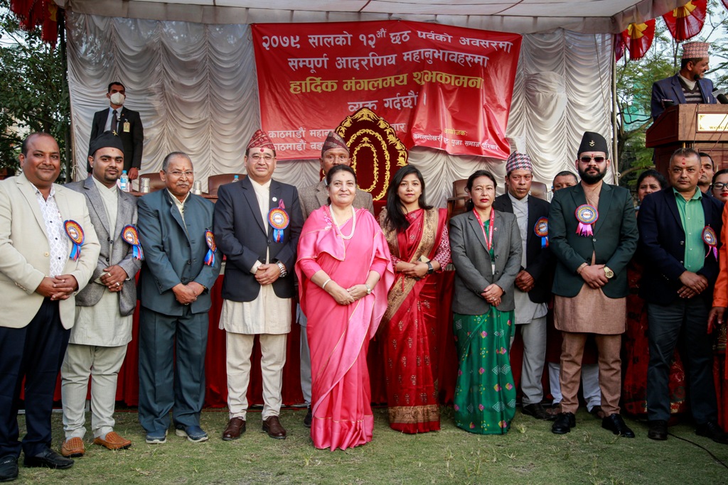 राष्ट्रपति भण्डारी कमलपोखरीमा छठ पूजा