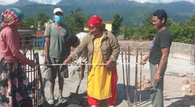 भवन निर्माणमा पुरुषकै नेतृत्व प्रायःजसो भेटिन्छ । महिला मजदुर वर्गमै सीमित रहन्छन् । संरचना बनाउने जिम्मेवारी पुरुषले नै लिने गर्छन् । तर सुमन खाम्चा मगर भने पूर्वी पाल्पाकै एक्ली