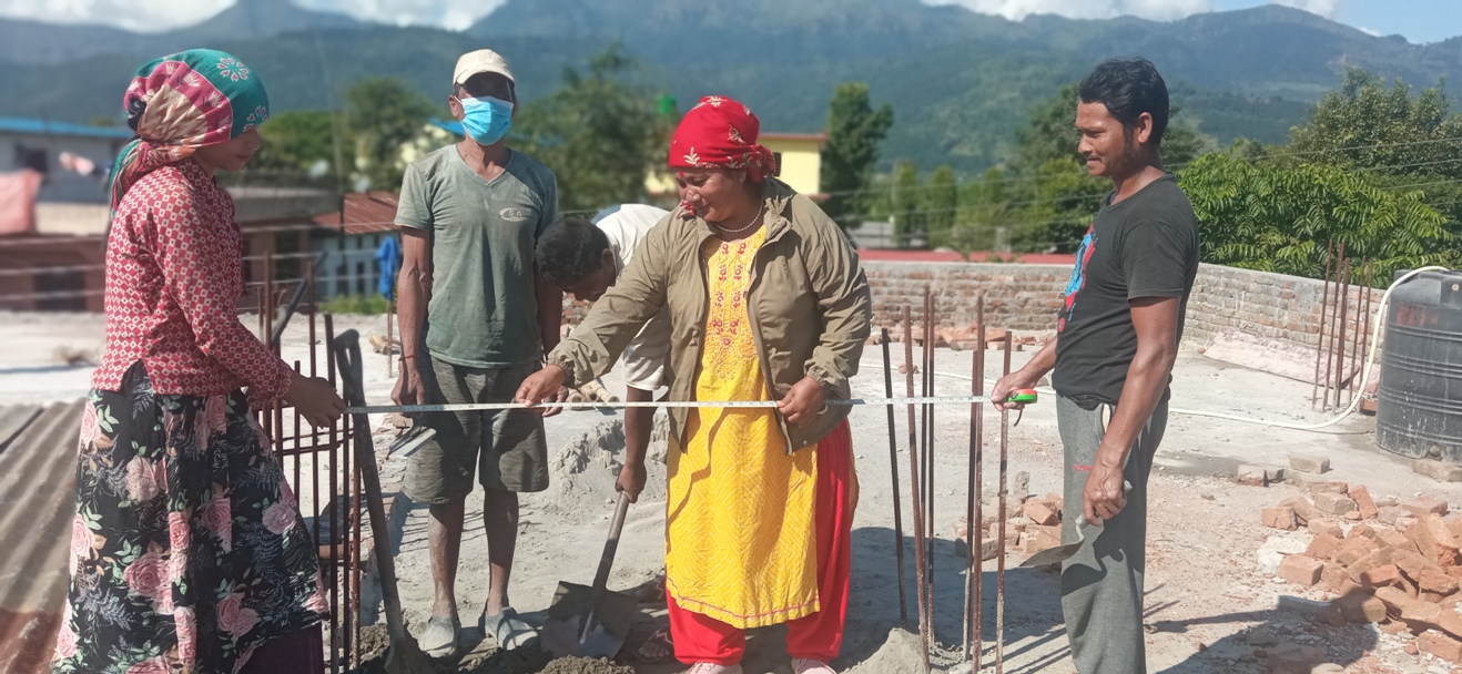 भवन निर्माणमा पुरुषकै नेतृत्व प्रायःजसो भेटिन्छ । महिला मजदुर वर्गमै सीमित रहन्छन् । संरचना बनाउने जिम्मेवारी पुरुषले नै लिने गर्छन् । तर सुमन खाम्चा मगर भने पूर्वी पाल्पाकै एक्ली