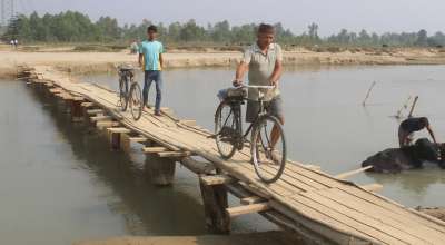 कञ्चनपुरका काठे पुल बाढीपीडित