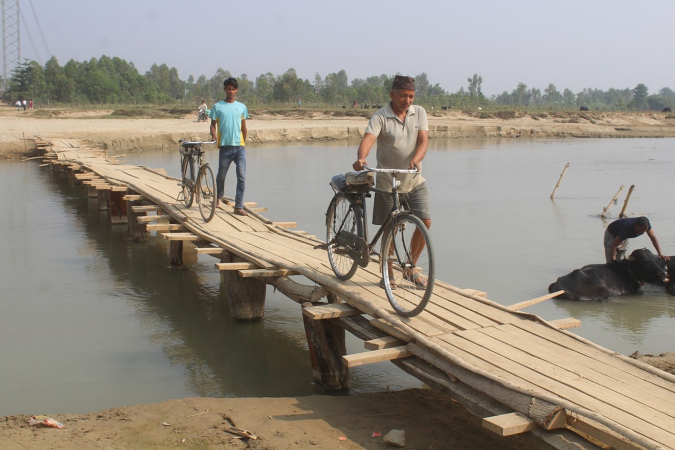 कञ्चनपुरका काठे पुल बाढीपीडित